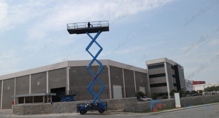 The Benefits of Renting vs. Buying Manlifts